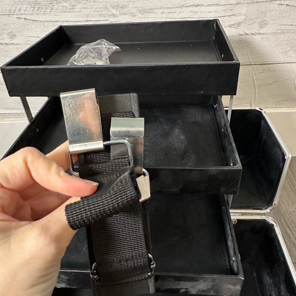 Arbonne professional locking makeup case - Picture 7 of 13